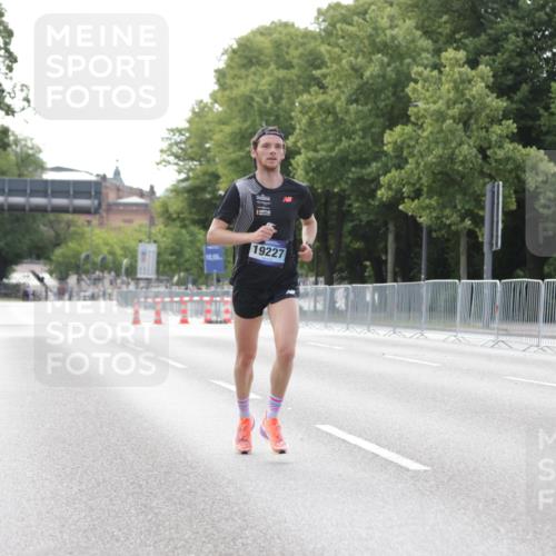 29.06.2025 - hella hamburg halbmarathon Jannik Wohlers http://msf.ph/oto/8155055 29.06.2025 09:36:08 Lombardsbrücke 19227 meine-sportfotos.de