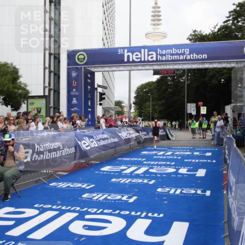29.06.2025 - hella hamburg halbmarathon Michael Strokosch http://msf.ph/oto/8155057 29.06.2025 10:06:04 Ziel 24 meine-sportfotos.de