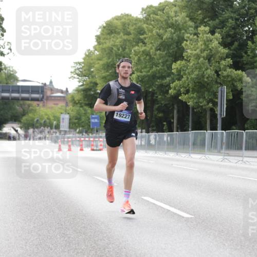 29.06.2025 - hella hamburg halbmarathon Jannik Wohlers http://msf.ph/oto/8155062 29.06.2025 09:36:08 Lombardsbrücke 19227 meine-sportfotos.de