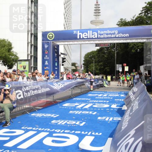 29.06.2025 - hella hamburg halbmarathon Michael Strokosch http://msf.ph/oto/8155065 29.06.2025 10:06:32 Ziel 14 meine-sportfotos.de
