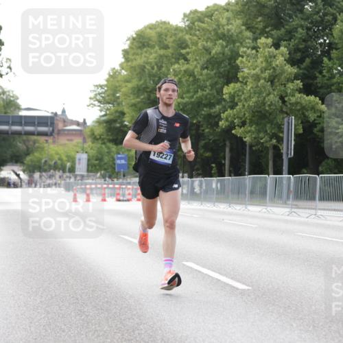 29.06.2025 - hella hamburg halbmarathon Jannik Wohlers http://msf.ph/oto/8155070 29.06.2025 09:36:08 Lombardsbrücke 19227 meine-sportfotos.de