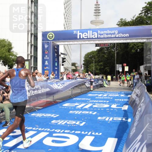 29.06.2025 - hella hamburg halbmarathon Michael Strokosch http://msf.ph/oto/8155071 29.06.2025 10:06:32 Ziel 14 meine-sportfotos.de