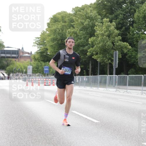 29.06.2025 - hella hamburg halbmarathon Jannik Wohlers http://msf.ph/oto/8155086 29.06.2025 09:36:08 Lombardsbrücke 19227 meine-sportfotos.de