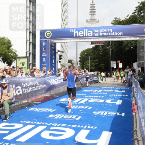 29.06.2025 - hella hamburg halbmarathon Michael Strokosch http://msf.ph/oto/8155093 29.06.2025 10:06:33 Ziel 14 meine-sportfotos.de