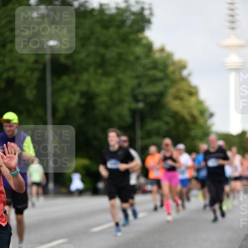 29.06.2025 - hella hamburg halbmarathon Dr. Thomas Lammeyer http://msf.ph/oto/8155095 29.06.2025 10:08:00 Kennedybrücke 1355, 1450, 2277, 2683, 2979, 4095, 4307, 4587, 4951, 5058, 5384, 5396, 5464, 5613, 6142, 6453, 7006, 7277, 7278, 7279, 7306, 7485, 8177, 8421, 8422, 8423, 8469, 8484, 9526, 9899, 10389, 11402 meine-sportfotos.de
