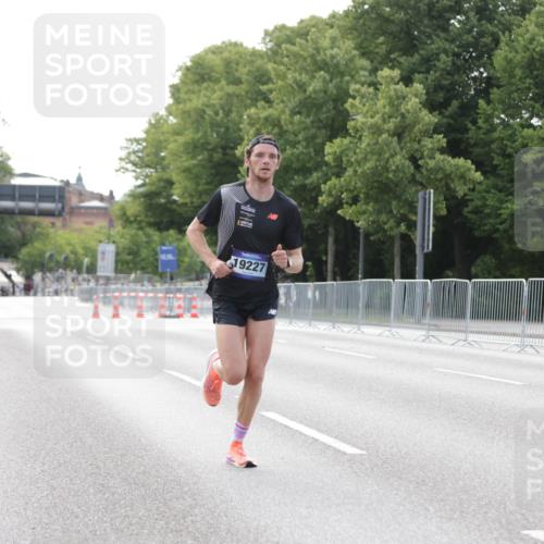 29.06.2025 - hella hamburg halbmarathon Jannik Wohlers http://msf.ph/oto/8155100 29.06.2025 09:36:08 Lombardsbrücke 19227 meine-sportfotos.de