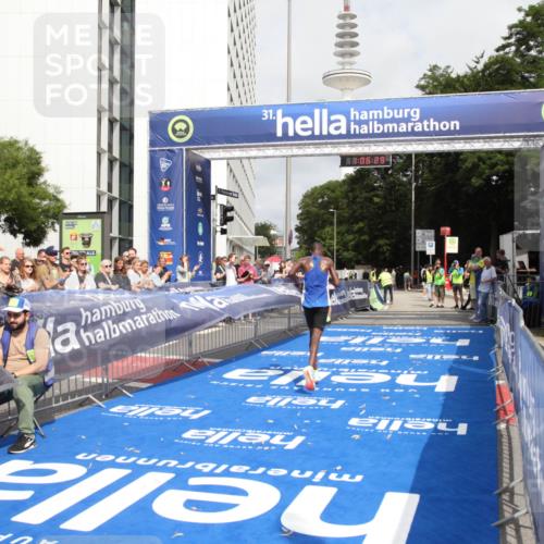 29.06.2025 - hella hamburg halbmarathon Michael Strokosch http://msf.ph/oto/8155104 29.06.2025 10:06:33 Ziel 14 meine-sportfotos.de