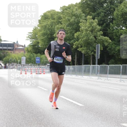 29.06.2025 - hella hamburg halbmarathon Jannik Wohlers http://msf.ph/oto/8155111 29.06.2025 09:36:08 Lombardsbrücke 19227 meine-sportfotos.de