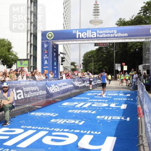 29.06.2025 - hella hamburg halbmarathon Michael Strokosch http://msf.ph/oto/8155114 29.06.2025 10:06:35 Ziel 14 meine-sportfotos.de