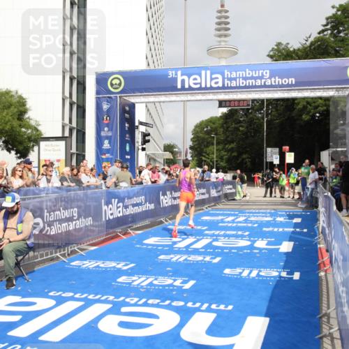 29.06.2025 - hella hamburg halbmarathon Michael Strokosch http://msf.ph/oto/8155125 29.06.2025 10:09:04 Ziel 29 meine-sportfotos.de