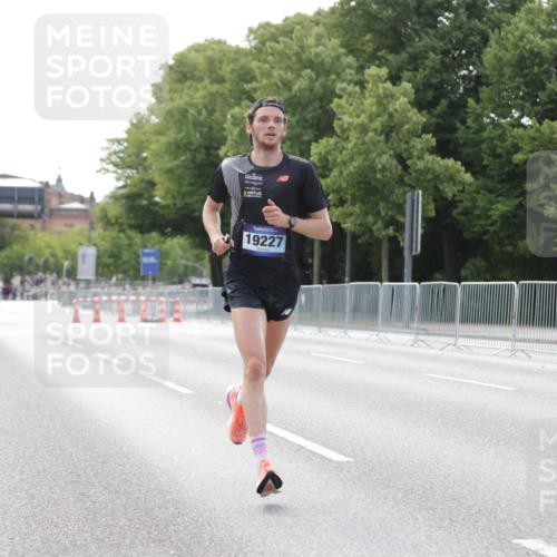 29.06.2025 - hella hamburg halbmarathon Jannik Wohlers http://msf.ph/oto/8155136 29.06.2025 09:36:08 Lombardsbrücke 19227 meine-sportfotos.de