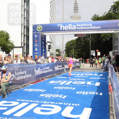 29.06.2025 - hella hamburg halbmarathon Michael Strokosch http://msf.ph/oto/8155137 29.06.2025 10:09:04 Ziel 29 meine-sportfotos.de