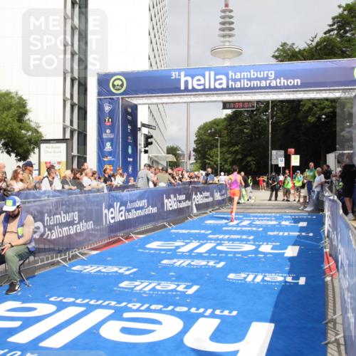 29.06.2025 - hella hamburg halbmarathon Michael Strokosch http://msf.ph/oto/8155141 29.06.2025 10:09:05 Ziel 29 meine-sportfotos.de