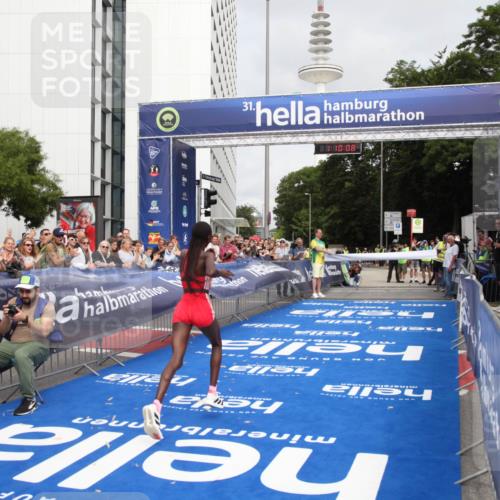 29.06.2025 - hella hamburg halbmarathon Michael Strokosch http://msf.ph/oto/8155144 29.06.2025 10:10:11 Ziel 48 meine-sportfotos.de