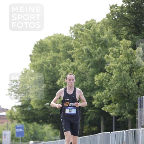 29.06.2025 - hella hamburg halbmarathon Jannik Wohlers http://msf.ph/oto/8155149 29.06.2025 09:36:43 Lombardsbrücke 31 meine-sportfotos.de
