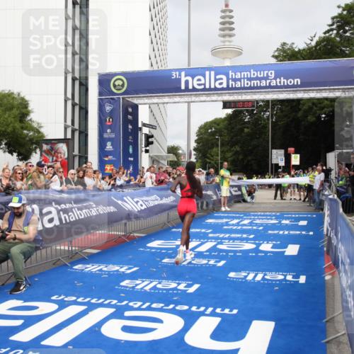 29.06.2025 - hella hamburg halbmarathon Michael Strokosch http://msf.ph/oto/8155151 29.06.2025 10:10:12 Ziel 48 meine-sportfotos.de