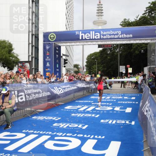 29.06.2025 - hella hamburg halbmarathon Michael Strokosch http://msf.ph/oto/8155154 29.06.2025 10:10:12 Ziel 48 meine-sportfotos.de