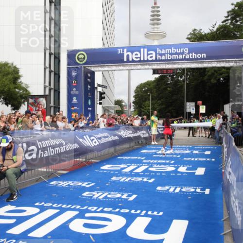 29.06.2025 - hella hamburg halbmarathon Michael Strokosch http://msf.ph/oto/8155157 29.06.2025 10:10:13 Ziel 48 meine-sportfotos.de