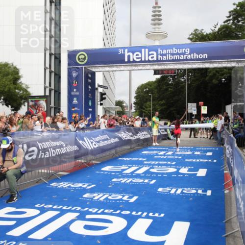 29.06.2025 - hella hamburg halbmarathon Michael Strokosch http://msf.ph/oto/8155161 29.06.2025 10:10:13 Ziel 48 meine-sportfotos.de