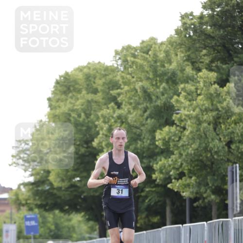 29.06.2025 - hella hamburg halbmarathon Jannik Wohlers http://msf.ph/oto/8155166 29.06.2025 09:36:43 Lombardsbrücke 31 meine-sportfotos.de