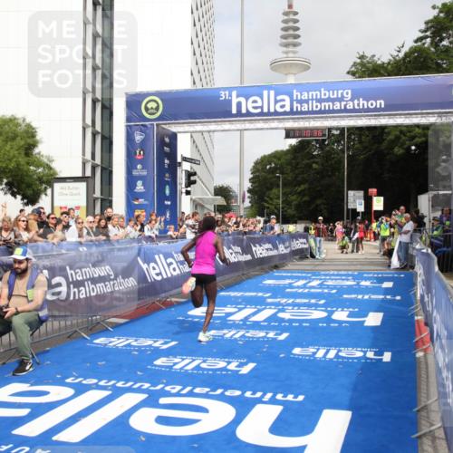29.06.2025 - hella hamburg halbmarathon Michael Strokosch http://msf.ph/oto/8155185 29.06.2025 10:10:39 Ziel 43 meine-sportfotos.de