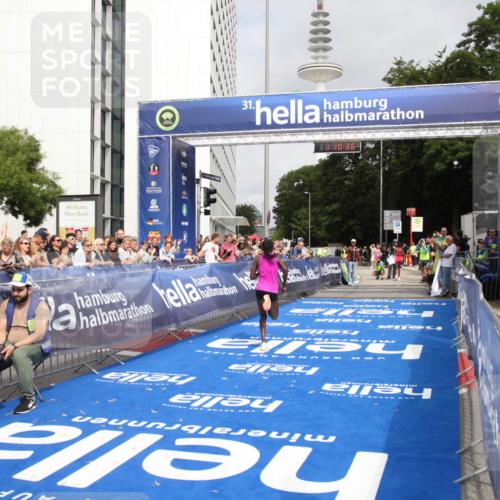29.06.2025 - hella hamburg halbmarathon Michael Strokosch http://msf.ph/oto/8155189 29.06.2025 10:10:40 Ziel 43 meine-sportfotos.de