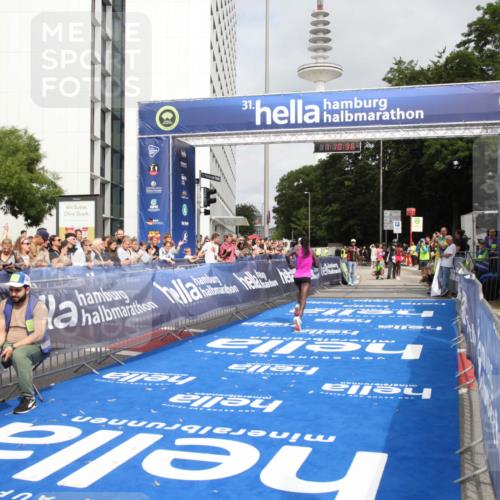29.06.2025 - hella hamburg halbmarathon Michael Strokosch http://msf.ph/oto/8155196 29.06.2025 10:10:40 Ziel 43 meine-sportfotos.de