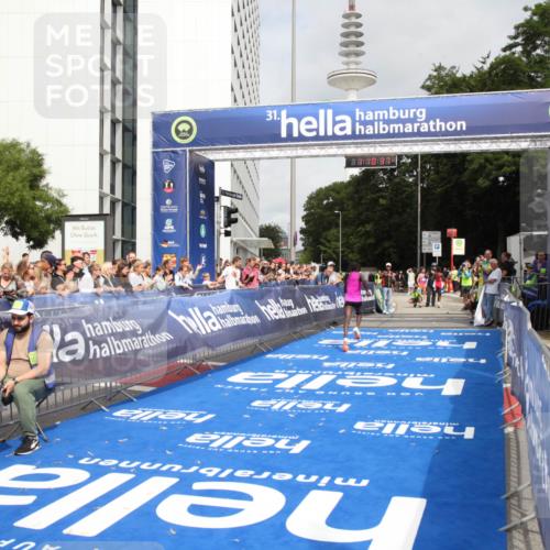 29.06.2025 - hella hamburg halbmarathon Michael Strokosch http://msf.ph/oto/8155198 29.06.2025 10:10:41 Ziel 43 meine-sportfotos.de