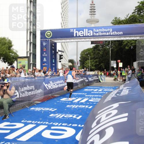 29.06.2025 - hella hamburg halbmarathon Michael Strokosch http://msf.ph/oto/8155201 29.06.2025 10:11:03 Ziel 17888 meine-sportfotos.de