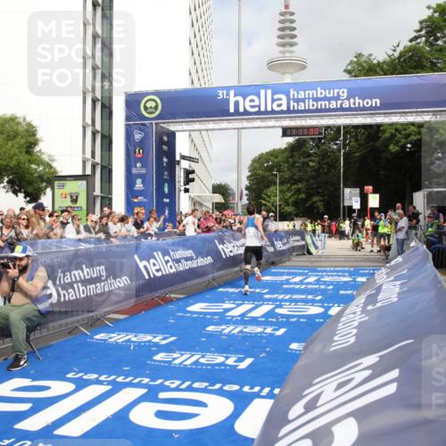 29.06.2025 - hella hamburg halbmarathon Michael Strokosch http://msf.ph/oto/8155211 29.06.2025 10:11:04 Ziel 17888 meine-sportfotos.de
