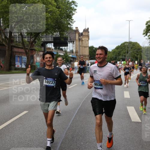 29.06.2025 - hella hamburg halbmarathon Yannick Fuchs http://msf.ph/oto/8155217 29.06.2025 10:38:01 20KM 3109, 3116, 3124, 3146, 3437, 3697, 3928, 4080, 5506, 5692, 6495, 7093, 7185, 7451, 8664, 9043, 9114, 9931, 10237, 10246, 10493, 11153, 11648, 11778, 11848, 12327, 12438, 12623, 12657, 12776, 13348, 13897, 14690, 15383, 15932, 16105, 16338, 16648, 16720, 16997, 17391, 17403, 17516, 18678, 18775, 19038, 19051, 19090 meine-sportfotos.de
