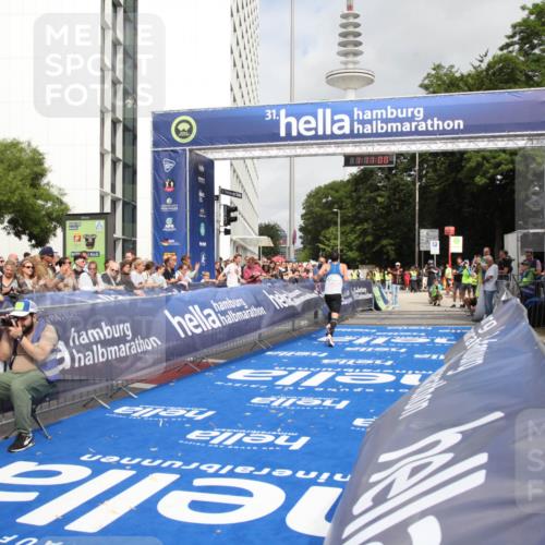 29.06.2025 - hella hamburg halbmarathon Michael Strokosch http://msf.ph/oto/8155221 29.06.2025 10:11:04 Ziel 17888 meine-sportfotos.de