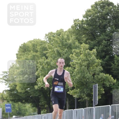 29.06.2025 - hella hamburg halbmarathon Jannik Wohlers http://msf.ph/oto/8155232 29.06.2025 09:36:43 Lombardsbrücke 31 meine-sportfotos.de