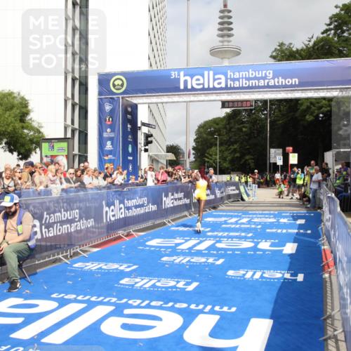 29.06.2025 - hella hamburg halbmarathon Michael Strokosch http://msf.ph/oto/8155237 29.06.2025 10:11:12 Ziel 46 meine-sportfotos.de