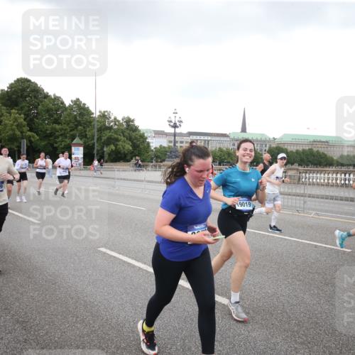 29.06.2025 - hella hamburg halbmarathon Jannik Wohlers http://msf.ph/oto/8155240 29.06.2025 10:53:39 Lombardsbrücke 1017, 1263, 1687, 1744, 1779, 1789, 2372, 2600, 2761, 2854, 3079, 3187, 3188, 3249, 3465, 3467, 3557, 4323, 4685, 4838, 5804, 5817, 5898, 5964, 6192, 6468, 6583, 6988, 7614, 8867, 8924, 9138, 9203, 9503, 9572, 11390, 11472, 11769, 11830, 12283, 12429, 12611, 12898, 13034, 13350, 13368, 13850, 14171, 14177, 14386, 14416, 14596, 14665, 15191, 15318, 15791, 16691, 16839, 16888, 16930, 17309, 17487, 17622, 18348, 18365, 18904, 19019 meine-sportfotos.de