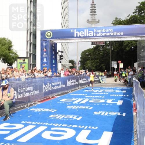 29.06.2025 - hella hamburg halbmarathon Michael Strokosch http://msf.ph/oto/8155243 29.06.2025 10:11:13 Ziel 46 meine-sportfotos.de