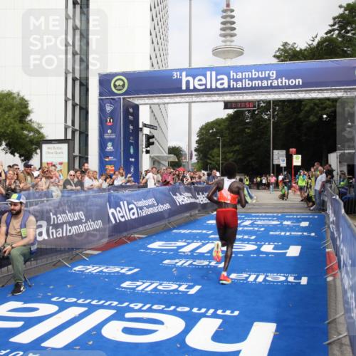 29.06.2025 - hella hamburg halbmarathon Michael Strokosch http://msf.ph/oto/8155259 29.06.2025 10:12:00 Ziel 36 meine-sportfotos.de