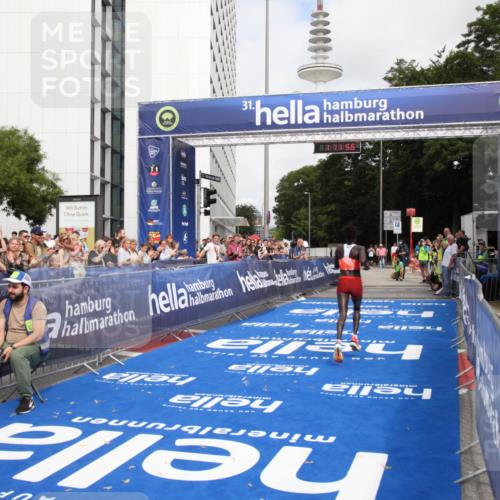 29.06.2025 - hella hamburg halbmarathon Michael Strokosch http://msf.ph/oto/8155260 29.06.2025 10:12:00 Ziel 36 meine-sportfotos.de