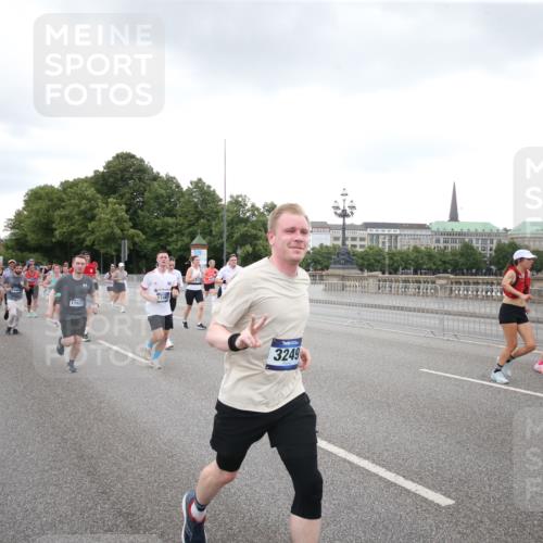 29.06.2025 - hella hamburg halbmarathon Jannik Wohlers http://msf.ph/oto/8155277 29.06.2025 10:53:40 Lombardsbrücke 1017, 1263, 1687, 1744, 1779, 1789, 2372, 2600, 2761, 2854, 3079, 3187, 3188, 3249, 3465, 3467, 3557, 4323, 4685, 4838, 5804, 5817, 5898, 5964, 6192, 6468, 6583, 6987, 6988, 7614, 8867, 8924, 9138, 9203, 9503, 9572, 10207, 11390, 11472, 11769, 11785, 11830, 12283, 12429, 12611, 12898, 13034, 13350, 13368, 13850, 14171, 14177, 14386, 14416, 14596, 14665, 14904, 15318, 15791, 16691, 16839, 16888, 16930, 17309, 17487, 17622, 18348, 18365, 18904, 19019 meine-sportfotos.de