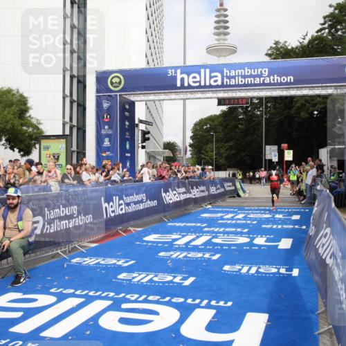 29.06.2025 - hella hamburg halbmarathon Michael Strokosch http://msf.ph/oto/8155279 29.06.2025 10:12:02 Ziel 36 meine-sportfotos.de
