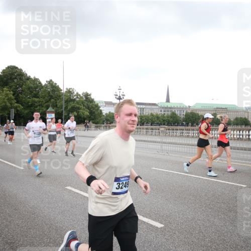 29.06.2025 - hella hamburg halbmarathon Jannik Wohlers http://msf.ph/oto/8155300 29.06.2025 10:53:40 Lombardsbrücke 1017, 1263, 1687, 1744, 1779, 1789, 2372, 2600, 2761, 2854, 3079, 3187, 3188, 3249, 3465, 3467, 3557, 4323, 4685, 4838, 5804, 5817, 5898, 5964, 6192, 6468, 6583, 6987, 6988, 7614, 8867, 8924, 9138, 9203, 9503, 9572, 10207, 11390, 11472, 11769, 11785, 11830, 12283, 12429, 12611, 12898, 13034, 13350, 13368, 13850, 14171, 14177, 14386, 14416, 14596, 14665, 14904, 15318, 15791, 16691, 16839, 16888, 16930, 17309, 17487, 17622, 18348, 18365, 18904, 19019 meine-sportfotos.de