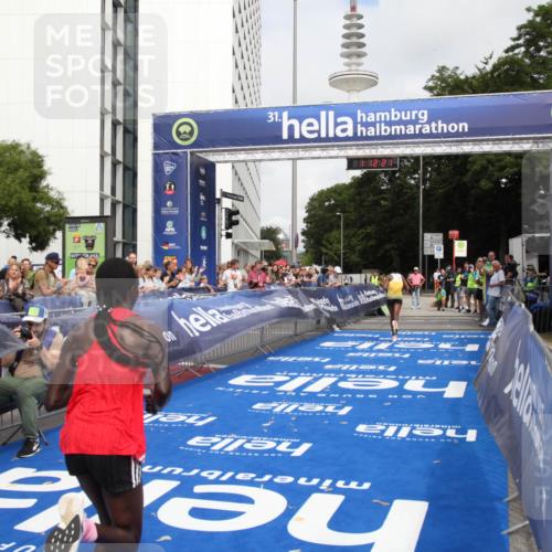 29.06.2025 - hella hamburg halbmarathon Michael Strokosch http://msf.ph/oto/8155301 29.06.2025 10:12:25 Ziel 39, 47 meine-sportfotos.de