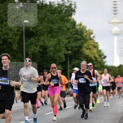 29.06.2025 - hella hamburg halbmarathon Dr. Thomas Lammeyer http://msf.ph/oto/8155309 29.06.2025 10:08:03 Kennedybrücke 1032, 1355, 1450, 2277, 2683, 2979, 4095, 4951, 5058, 5363, 5384, 5396, 5464, 5613, 6142, 6453, 7277, 7278, 7279, 7485, 8177, 8421, 8422, 8423, 8469, 8484, 9526, 9899, 10389, 11402 meine-sportfotos.de