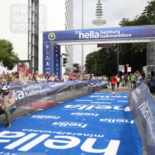 29.06.2025 - hella hamburg halbmarathon Michael Strokosch http://msf.ph/oto/8155317 29.06.2025 10:12:27 Ziel 39, 47 meine-sportfotos.de