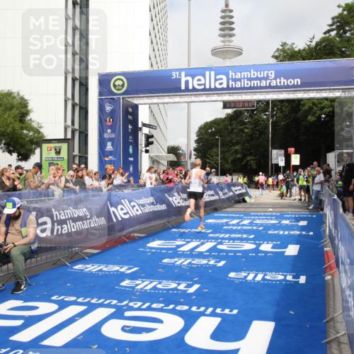 29.06.2025 - hella hamburg halbmarathon Michael Strokosch http://msf.ph/oto/8155320 29.06.2025 10:12:45 Ziel 28 meine-sportfotos.de