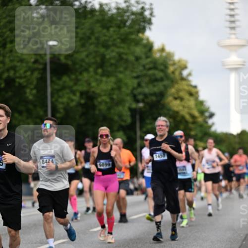 29.06.2025 - hella hamburg halbmarathon Dr. Thomas Lammeyer http://msf.ph/oto/8155323 29.06.2025 10:08:03 Kennedybrücke 1032, 1355, 1450, 2277, 2683, 2979, 4095, 4951, 5058, 5363, 5384, 5396, 5464, 5613, 6142, 6453, 7277, 7278, 7279, 7485, 8177, 8421, 8422, 8423, 8469, 8484, 9526, 9899, 10389, 11402 meine-sportfotos.de
