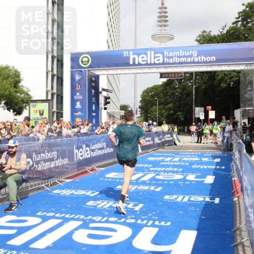 29.06.2025 - hella hamburg halbmarathon Michael Strokosch http://msf.ph/oto/8155339 29.06.2025 10:14:01 Ziel 31, 42, 14689 meine-sportfotos.de