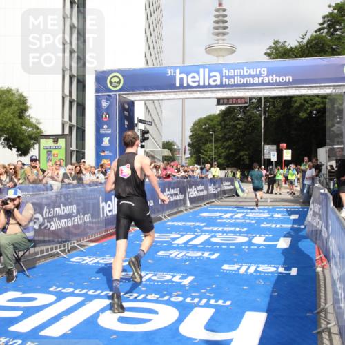 29.06.2025 - hella hamburg halbmarathon Michael Strokosch http://msf.ph/oto/8155381 29.06.2025 10:14:03 Ziel 31, 42, 14689 meine-sportfotos.de