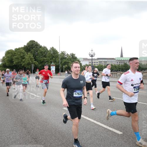 29.06.2025 - hella hamburg halbmarathon Jannik Wohlers http://msf.ph/oto/8155390 29.06.2025 10:53:42 Lombardsbrücke 1017, 1263, 1744, 1779, 1789, 2372, 2600, 2761, 2854, 3079, 3187, 3188, 3249, 3465, 3467, 3557, 4323, 4685, 4838, 5514, 5804, 5817, 5898, 5964, 6192, 6468, 6583, 6987, 6988, 7874, 8867, 8924, 9138, 9203, 9503, 10207, 11390, 11472, 11769, 11785, 11830, 12283, 12429, 12611, 12898, 13034, 13350, 13368, 13850, 14171, 14177, 14386, 14416, 14596, 14665, 14904, 15318, 15791, 16117, 16628, 16691, 16839, 16888, 16930, 17487, 17622, 18093, 18348, 18365, 18431, 18904, 19019 meine-sportfotos.de