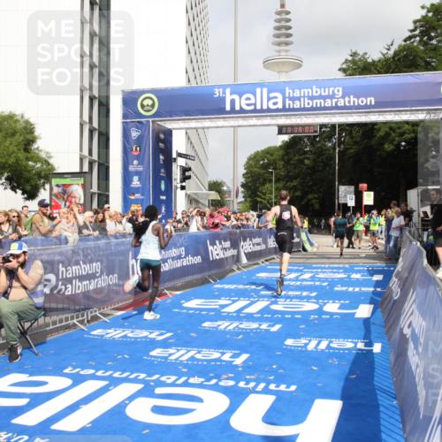 29.06.2025 - hella hamburg halbmarathon Michael Strokosch http://msf.ph/oto/8155397 29.06.2025 10:14:04 Ziel 31, 42, 14689 meine-sportfotos.de